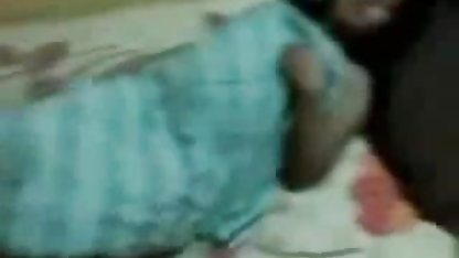 உள்ளாடைகளில் சூடான குழந்தை சுயஇன்பம் வீடியோ மெயின் நீல படம்