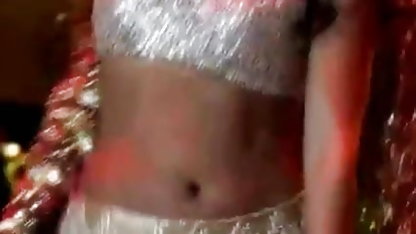 ஒரு வெற்று பங்களா, கவர்ச்சி படம் பாட்டில், குத ஃபிஸ்டிங் மற்றும் ஸ்கர்ட் ஆகியவற்றை வடிவமைக்கிறது