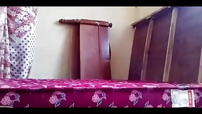 மனைவி மறுபுறம் கணவனைப் பிடித்தாள் தேவர் செக்ஸ்