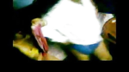 இளம் ரெட்ஹெட் அம்மா குளத்தில் பூத் செக்ஸ் நிர்வாணமாக குளிப்பாட்டுகிறார்