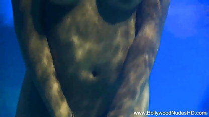 ரொட்டியைப் பரப்பி, கிளாசிக் ஆபாச குழாய் அவளது பெரிய புண்டையை கசக்கினாள்