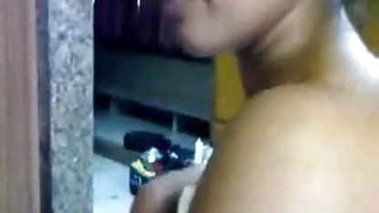 அம்மா சகோதரி மற்றும் சகோதரர் செக்ஸ் படம் தனது முதிர்ந்த புண்டையில் தனது கடினமான டிக் உள்ளது