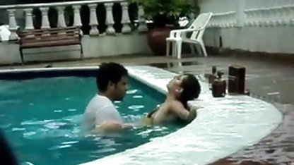 வயதானவர் உண்மையான உளவாளி ஆபாச படுக்கையில் கவர்ச்சியான குழந்தையைப் பிடிக்கிறார்