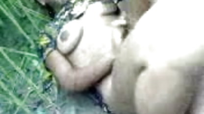 பிவாஸின் கீழ் அவளது புண்டை மற்றும் நிர்வாண மாமியின் கவர்ச்சி படம் இந்தி புண்டை காட்டுகிறது