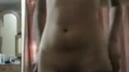 கவர்ச்சியான பொன்னிறம் அவளது வேகமாக நேரம், கவர்ச்சி வீடியோ குடியிருப்பின் பால்கனியில் சுயஇன்பம் செய்கிறது