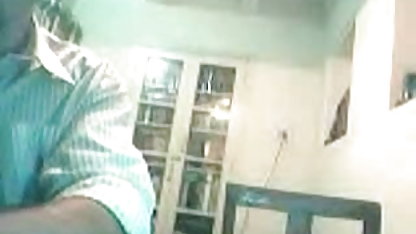 நான் தெருவில் ஒரு வீட்டில் தனியாக ஆபாச ஜூசி மாணவியை ஷார்ட்ஸில் பார்த்துக்கொண்டு அவளை உளவு பார்க்க ஆரம்பித்தேன்