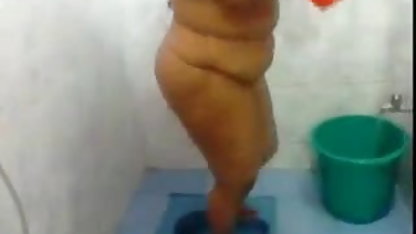 நிர்வாண இளம் பெண் இலவச சிற்றின்ப திரைப்படம் சமையலறையில் இரவு உணவு சமைக்கிறாள்