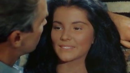 சமைக்கும் போது உள்ளாடைகளை நழுவ விட்டார்கள் கவர்ச்சி குருவிகளை படம்