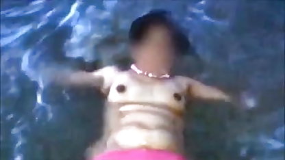 அவர் ஒரு பிசிக்கு வேலை செய்யும் போது அவரை எவ்வாறு திசை திருப்புவது என்று எனக்குத் அழகான பெண் வீடியோ எக்ஸ் தெரியும்!